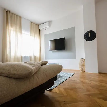 Stylized And Modern In Апартаменти *
