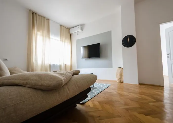 Stylized And Modern In Апартаменти *